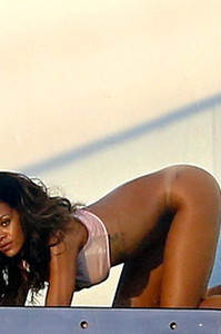 Rihanna Shows Her Hot Nude Ass 04