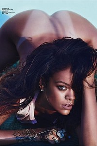 Rihanna Shows Her Hot Nude Ass 10